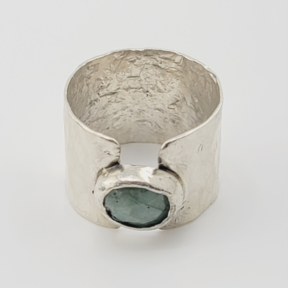 EMERALD GEMSTONE IN STERLING SILVER METAL SIZE 6